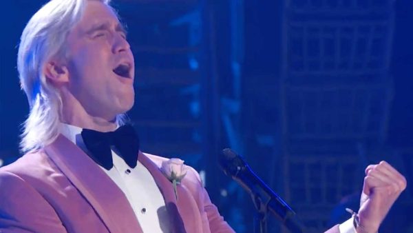 Gavin Creel hits the high note.