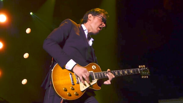 Joe Bonamassa plays a Gibson Les Paul Guitar