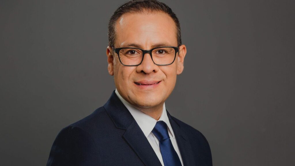 Julio Cisneros Host of Horizonte wearing a black suit