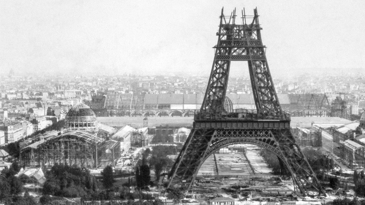 Black and white image of an Eiffel Tower