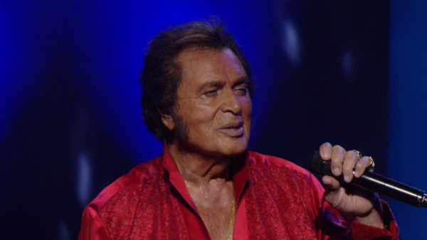 Engelbert Humperdinck performing in Hawaii