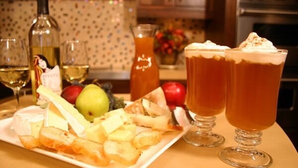 Mulled apple cider with sweet honey cream