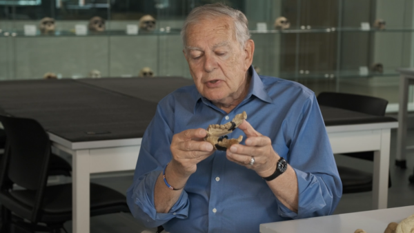 Dr. Donald Johanson holds Lucy's jawbone