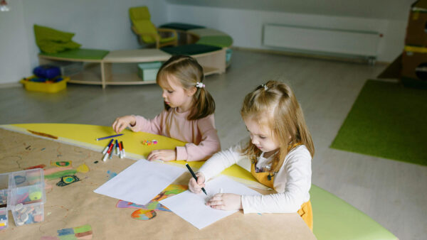 kids sharing in classroom