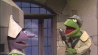 Kermit and Pinnochio sing a song