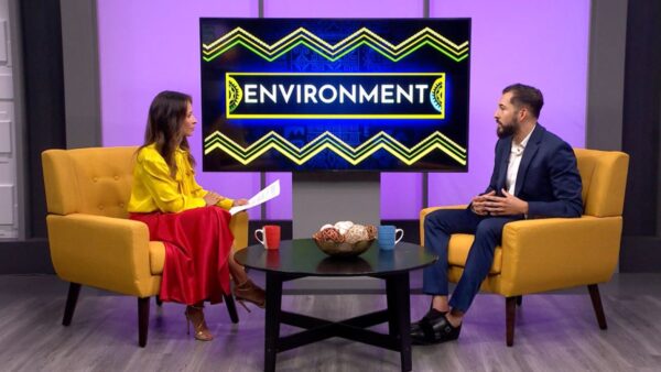Host of Horizonte sitting down with a guest