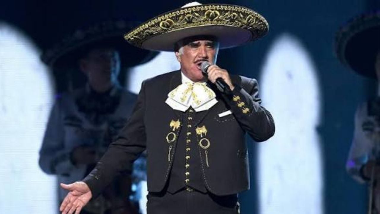 Vicente Fernandez singing on stage