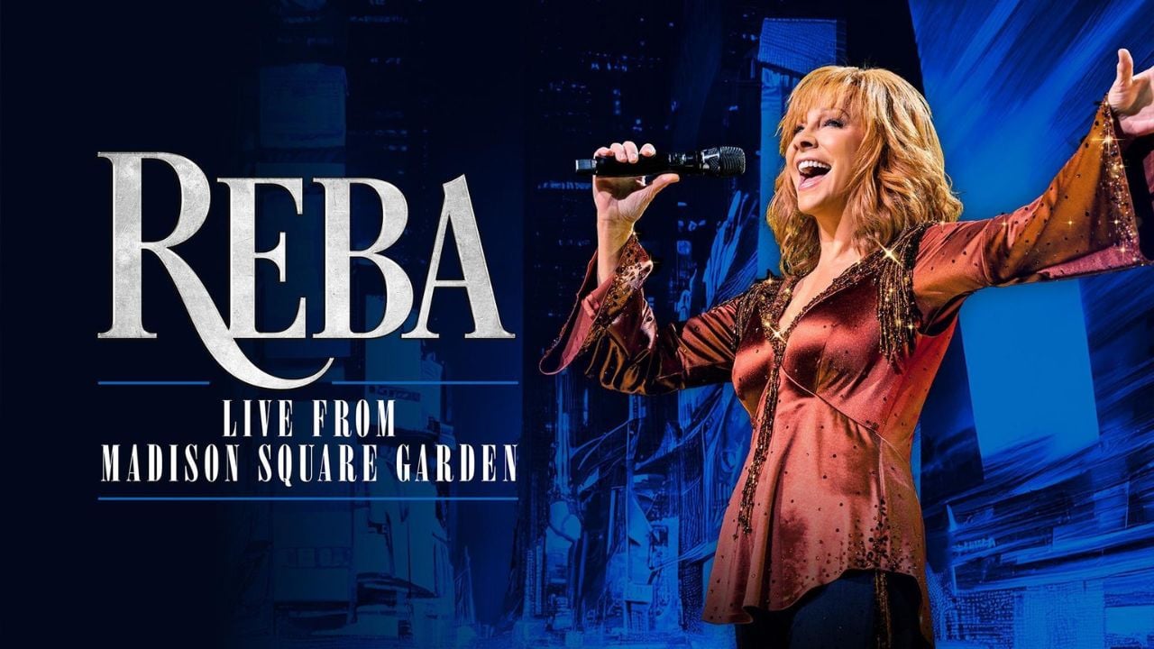 Reba McEntire sings on stage